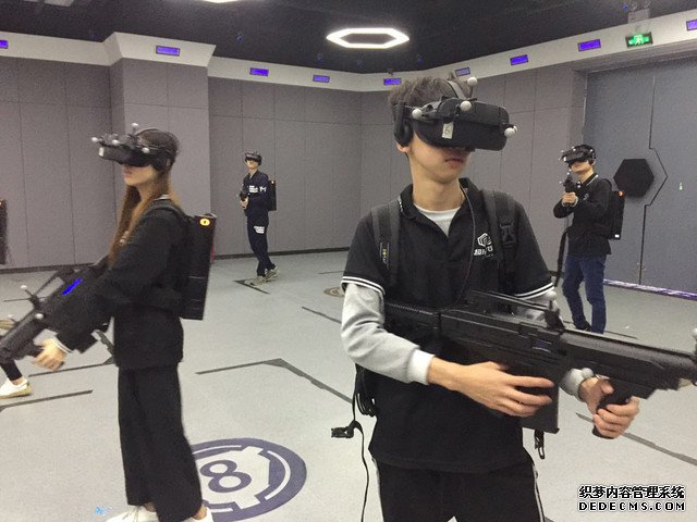 VR还能联机对战？移动VR背包不一样的VR体验 