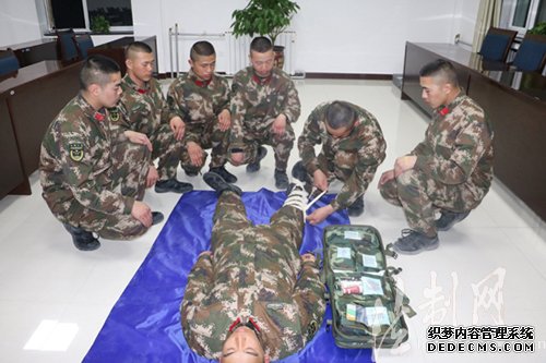 甘肃酒泉边防支队机动中队组织开展战地救护训练