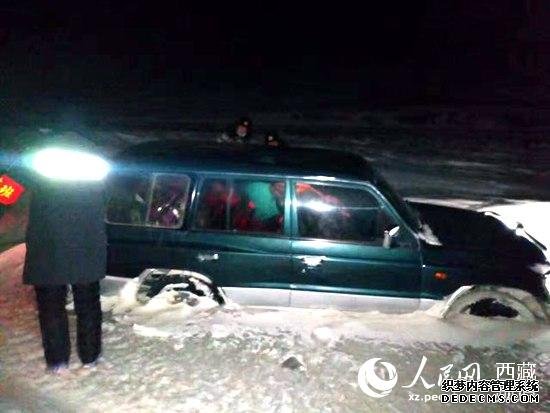西藏边防官兵徒步踏雪搜寻 3名游客被困冰川30小时获救