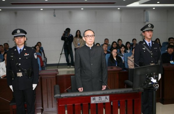 wzatv:【图】中国电信原董事长常小兵受审，被指控受贿376万