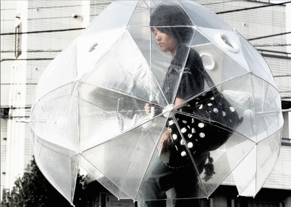 【j2开奖】下雨了，请用肩膀为你的相机撑个伞