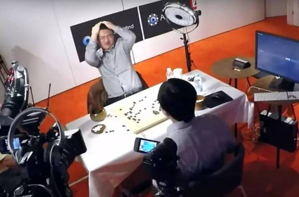 wzatv:独家专访“AlphaGo之手”黄士杰：机器是没有感情