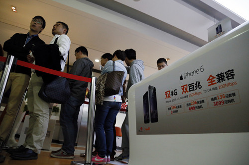 图说：此前，苹果iPhone6/6Plus上市时，顾客早早在中国联通的柜台前等待。雍凯 澎湃资料